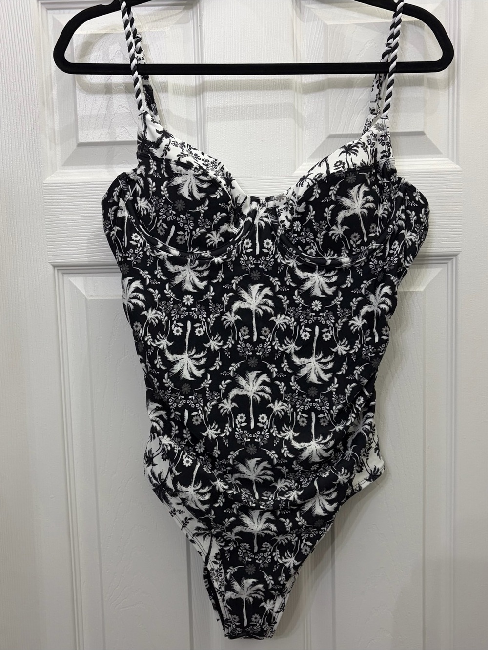 Cupshe Black & White Palm-Print One-Piece Swimsuit with underwire